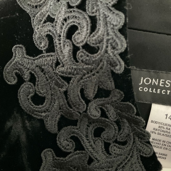 Ladies Beautiful Black Velvet Jacket Worn once.  Like New Condition. - Picture 3 of 4